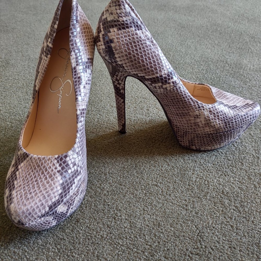 EUC Jessica Simpson platform size 4!!!